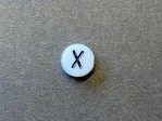  1 st vit bokstavsprla i acryl, 7 mm, X 