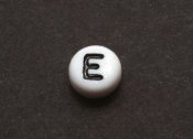 1 st vit bokstavsprla i acryl, 7 mm, E