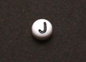 1 st vit bokstavsprla i acryl, 7 mm, J