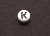 1 st vit bokstavsprla i acryl, 7 mm, K
