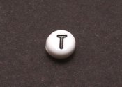 1 st vit bokstavsprla i acryl, 7 mm, T