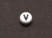 1 st vit bokstavsprla i acryl, 7 mm, V
