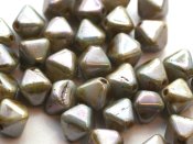 50 st pyramidprlor, 6 mm, Chalk White Blue Luster