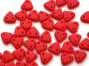 30 st Czechmates Triangles 6 mm, Matte - Opaque Red