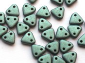 30 st Czechmates Triangles 6 mm, Metallic Suede - Light Green