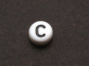 1 st vit bokstavsp�rla i acryl, 7 mm, C