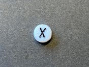 1 st vit bokstavsprla i acryl, 7 mm, X
