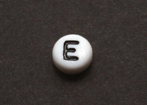 1 st vit bokstavsprla i acryl, 7 mm, E