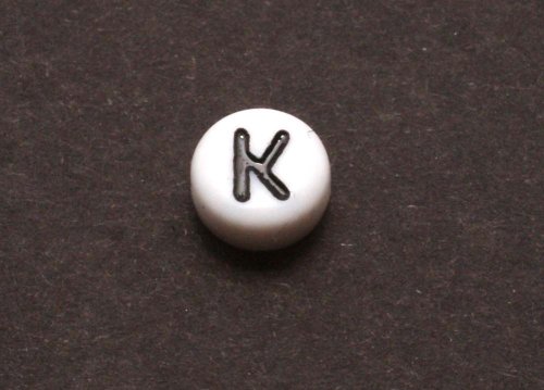 1 st vit bokstavsprla i acryl, 7 mm, K