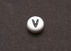 1 st vit bokstavsprla i acryl, 7 mm, V