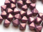  50 st pyramidpärlor, 6 mm, Chalk White Lila Vega Luster 