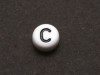  1 st vit bokstavspärla i acryl, 7 mm, C 