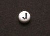 1 st vit bokstavspärla i acryl, 7 mm, J 