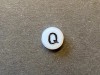  1 st vit bokstavspärla i acryl, 7 mm, Q 